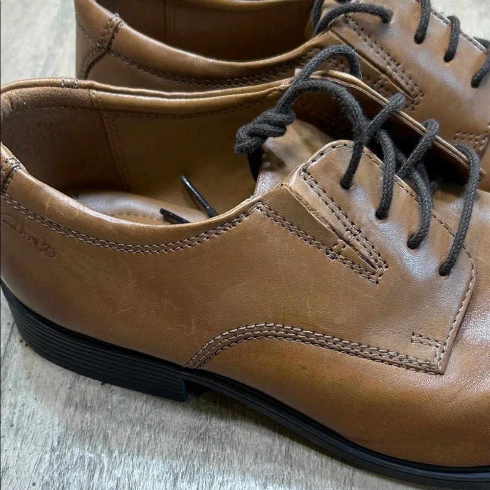 Clarks Tan Leather Oxfords